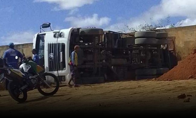 Conquista Caminhão caçamba tombou próximo ao antigo aeroporto durante