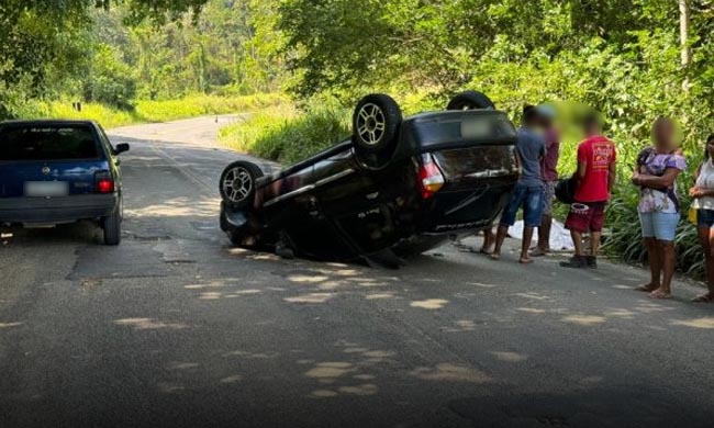 Atenção Carro capota após desviar de buraco e passageiro morre na